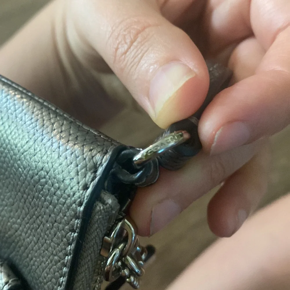 TURNLOCK BOW CORNER ZIP WRISTLET IN PATENT LEATHER (COACH F64648)SILVER/GUNMETAL